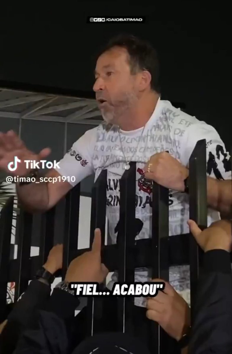 thelifeofgbrn's tweet image. sentou um maluco aqui do meu lado no ônibus que é a lata do augusto melo pqp