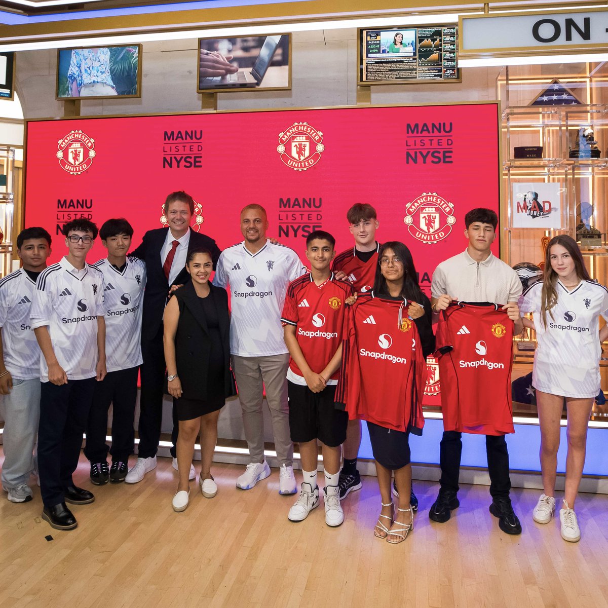 NYSE's tweet image. From the field to the Trading Floor – @ManUtd, Wes Brown &amp;amp; @StreetSoccerUSA kicks off its upcoming pre-season U.S. tour by ringing the Closing Bell! $MANU