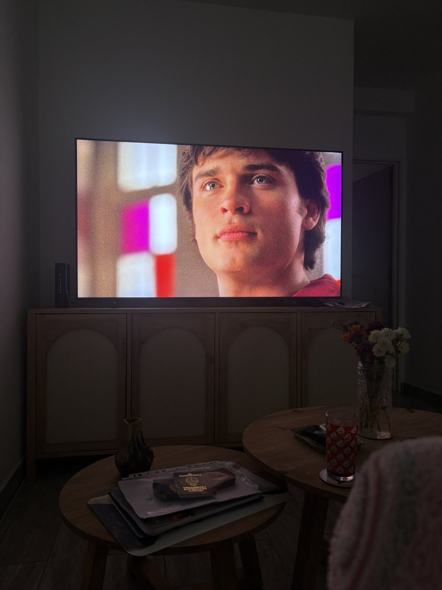 me compré una tele de 65 pulgadas exclusivamente para ver la cara de tom welling en 1,65m (es hermoso)