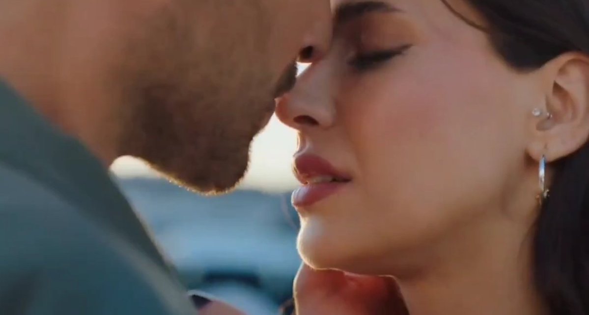 not_a_funkiller's tweet image. Watch these scenes one after another, just saying🤭
#çiftkişilikoda #rivals