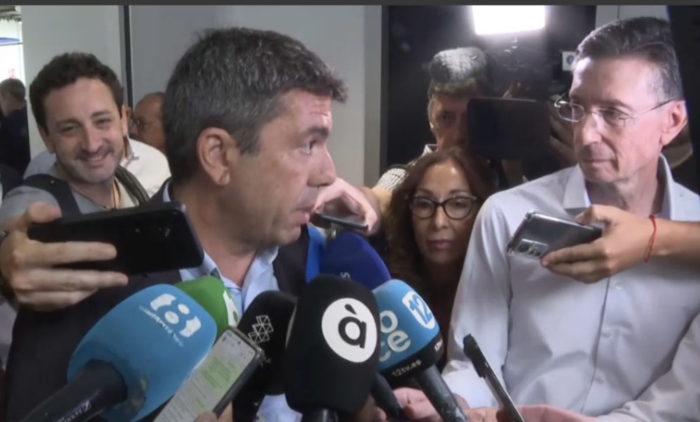 Ricardo Pomares (@ricpomares) on Twitter photo Y después de algunos empujones, tenemos las declaraciones aunque haya preguntas sin contestar y molestemos #periodismo Y después de algunos empujones, tenemos las declaraciones aunque haya preguntas sin contestar y molestemos #periodismo