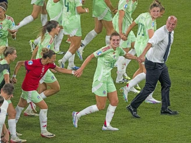 Nel Patriarcato d’Italia c’è un c.t. che allena le donne come scelta, non ripiego. E usa il plurale femminile per parlare di sé e delle <a href="/AzzurreFIGC/">Nazionale Femminile di Calcio</a> <a href="/ilCobraSoncin/">Andrea Soncin</a> corriere.it/opinioni/25_lu…