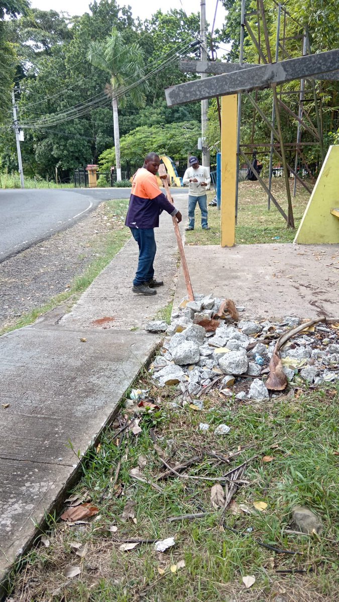Siguen los trabajos de reconstrucción de la estructura de la parada de buses de la Arboleda del Golf.