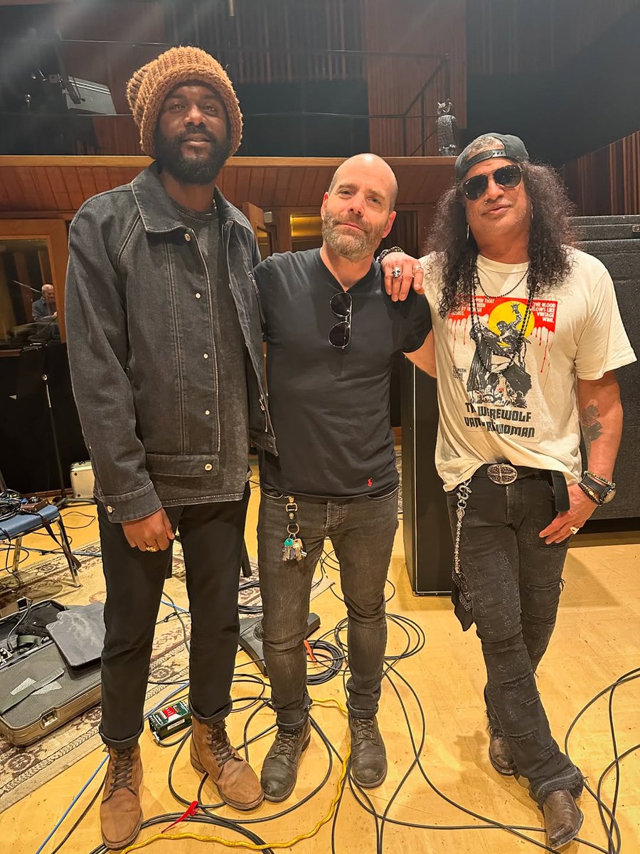 SlashNews1's tweet image. #Slash and Gary Clark Jr with producer David Spreng at EastWest Studios in Los Angeles during the recording of Slash’s ‘Orgy Of The Damned’.
Pic via D. Spreng