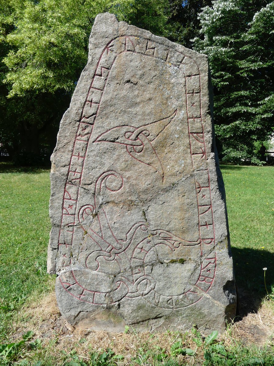 One of the Funbo Runestones features a triquetra-or stylized Hrungnishjarta? Its use on a memorial stone as well as alongside a sacrificial scene links it to the cycle of death and renewal.
The inscription reads “Thane and Gunnar raised this stone after Veðr, their brother.” 1/2