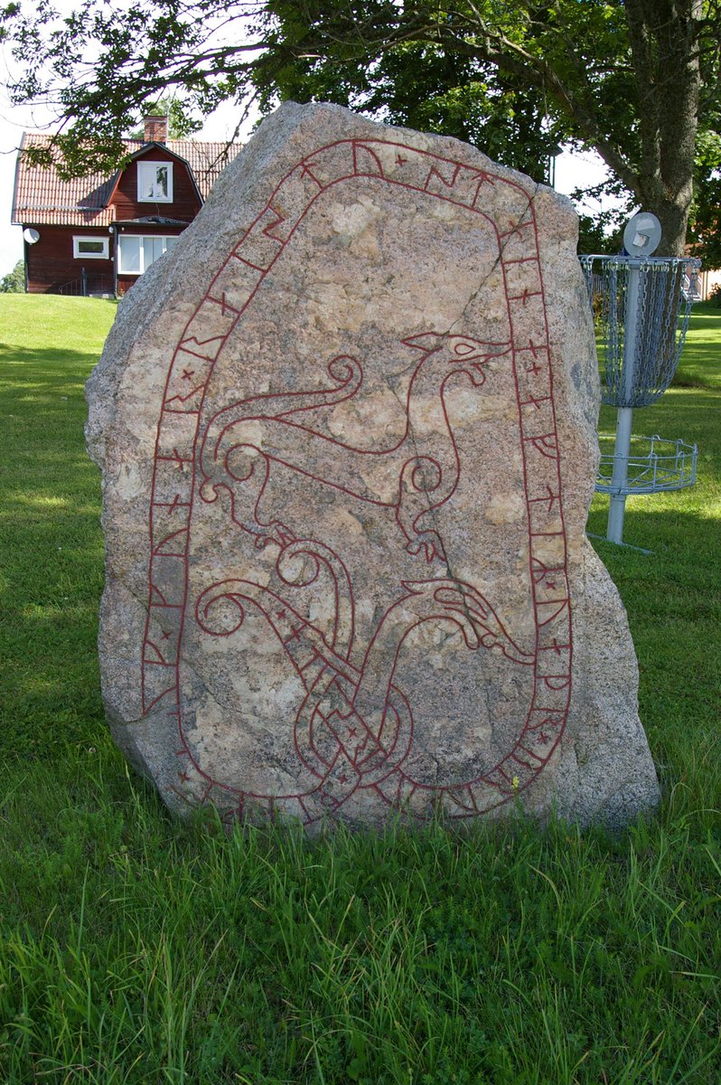 Another runestone was found nearby with the same inscription, and a wolf and a serpent, both of which signify the underworld.
ᚦᛁᛅᚴᚾ × ᛅᚢᚴ × ᚴᚢᚾᛅᚱ × ᚱᛅᛁᛋᛏᚢ × ᛋᛏᛅᚾᛅ × ᛅᚠᛏᛁᛦ × ᚢᛅᚦᚱ × ᛒᚱᚢᚦᚢᚱ ᛋᛁᚾ 
2/2