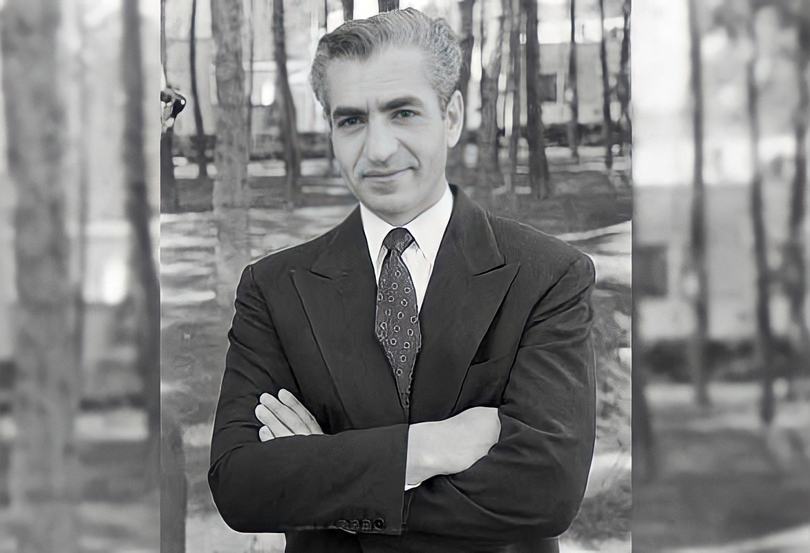 Jodamannde's tweet image. روزیکه ایران یتیم شد..
با این وجود ۵۵ روز بعد طول کشید تا صدام جرات کند بصورت رسمی جنگ را آغاز کند..
اگرچه در گیریهایی از تیرماه جسته گریخته آغاز شده بود ولی از اواخر شهریور بود ک حملات هوایی دوکشور بابمباران پاسگاههای مرزی شدت گرفت ودر همین روزها بود که زارع نعمتی فدای ایران شد