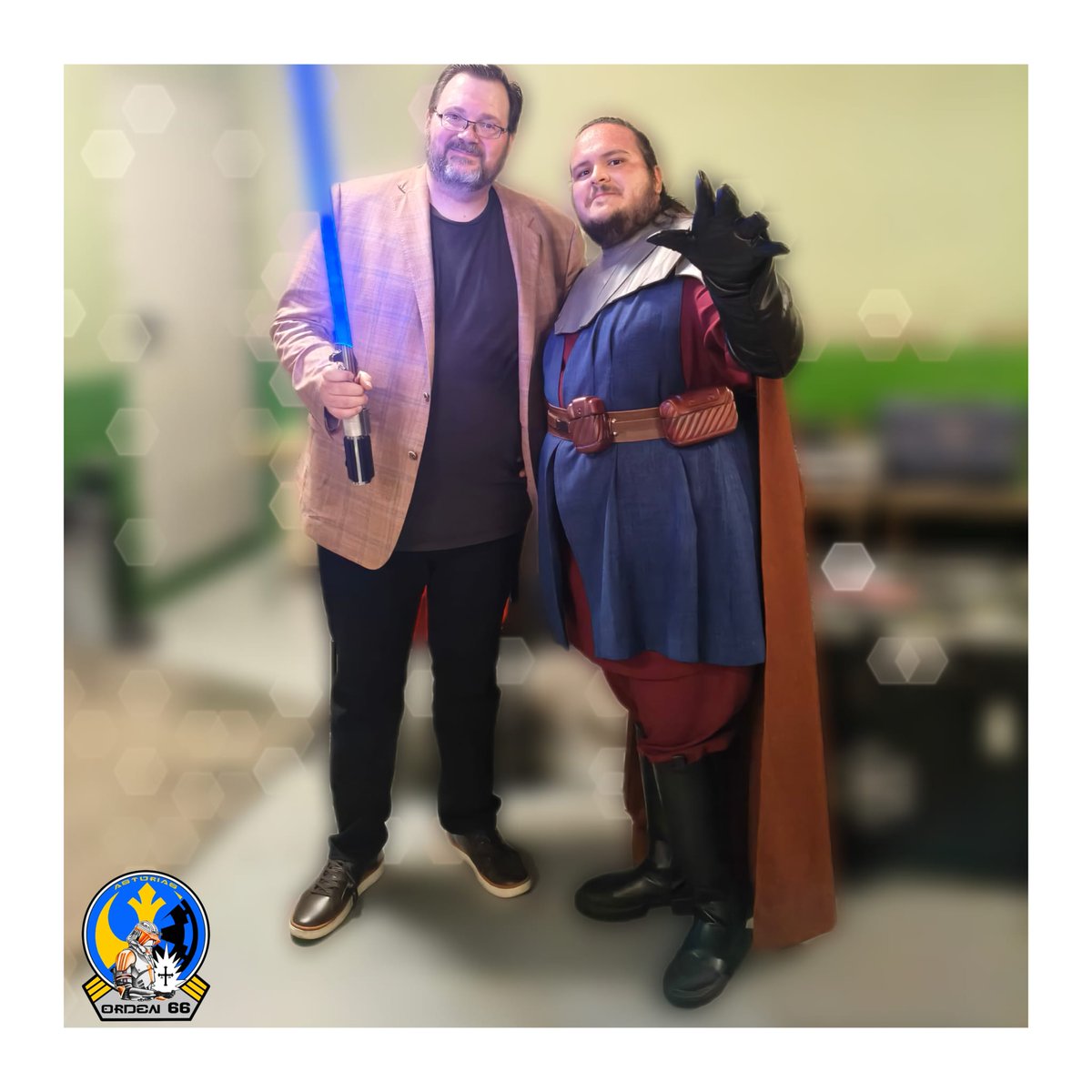 Orden 66 Asturias (@orden66asturias) on Twitter photo Y aquí está la persona que puso Avilés patas arriba: no fue nuestro Anakin, sino el mismísimo <a href="/BrandSanderson/">Brandon Sanderson</a>. Qué emoción sentimos al poder cruzar unas palabras con él. Muy amable, muy atento y con el poder de hacer sentir a cada fan que es especial. Gracias <a href="/festivalcelsius/">Celsius 232</a>. Y aquí está la persona que puso Avilés patas arriba: no fue nuestro Anakin, sino el mismísimo <a href="/BrandSanderson/">Brandon Sanderson</a>. Qué emoción sentimos al poder cruzar unas palabras con él. Muy amable, muy atento y con el poder de hacer sentir a cada fan que es especial. Gracias <a href="/festivalcelsius/">Celsius 232</a>.