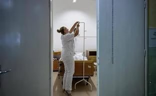 FrancoScarsell2's tweet image. Fine vita,Consulta: inammissibile intervento di un'altra persona nella somministrazione del farmaco.
Il giudizio è stato instaurato da una persona affetta da sclerosi multipla,impossibilitata a procedere all'autosomministrazione del farmaco letale perchè priva dell'uso degli arti