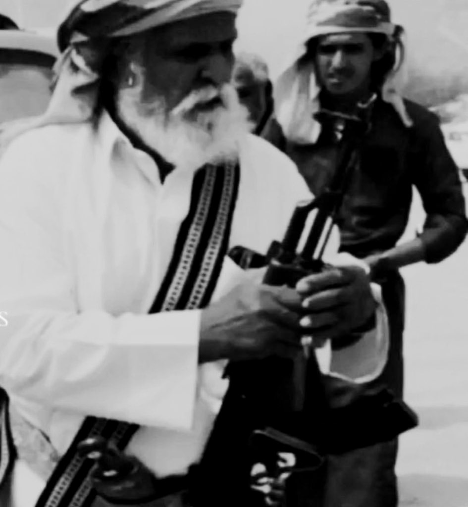 Qhta10ni's tweet image. نسمع من الشيبان عن خوّة العرب
اهل الجميل احفظ مواثق عهودها

نطاحة الواجب وحمّاية الخوي
اللي على الشطه وساع ٍبنودها

واهل الردى لاتستمع في علومها
اترك مجالسهاوجنّب حسودها