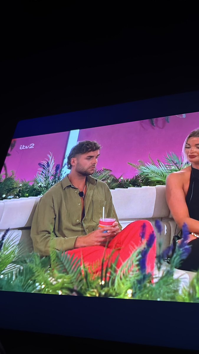 sophiasackey1's tweet image. I don’t think this man is playing a game. Because if he is trying to play a game he is absolutely terrible at it. 🤣🤣🤣🤣 so badly. This is not how you play the game. Even Dejon is not this bad at playing it #LoveIslandUK #LoveIsland
