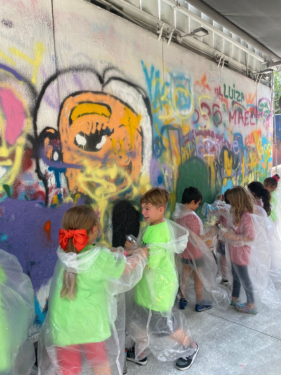 childrenstrust's tweet image. Celebrating the Great Book Warriors! 👏 💪 Winners of this year’s Battle of the Books competition enjoyed an unforgettable day at the Wynwood Walls Museum, where reading met creativity in the most colorful way! 📚 Miami HEAT’s mascot, Burnie, came to congratulate the 1st place…