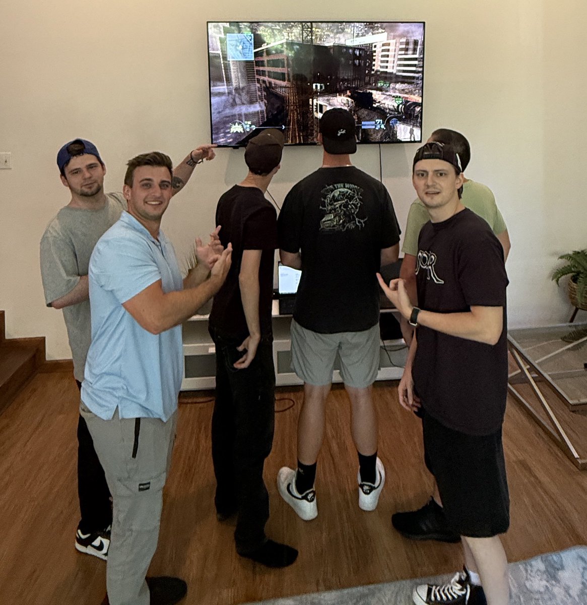 SoaRGaming's tweet image. wyd if you run into the SoaR irl 6 man 😭
