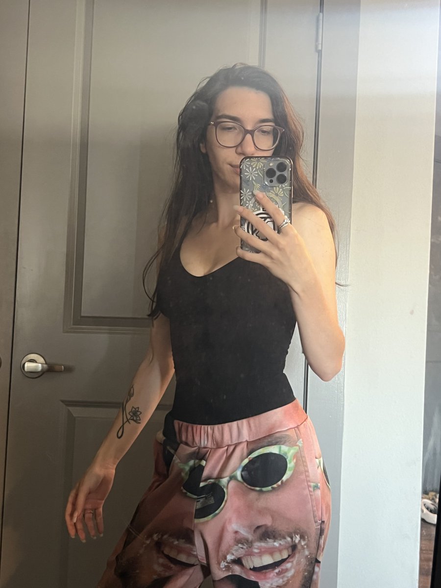 KatEliseVT's tweet image. Hihiiii familiar friends and new faces (˶ᵔ ᵕ ᵔ˶)
I'm Kat, owner of @KauldronAgency , spicy creator, and lil streamer gremlin!
I got the osteo and rheumatoid arthritis, POTS, adhd&tism combo and yes...
That is my husband's face on my pants 💍❤️
Nice to meet y'all!