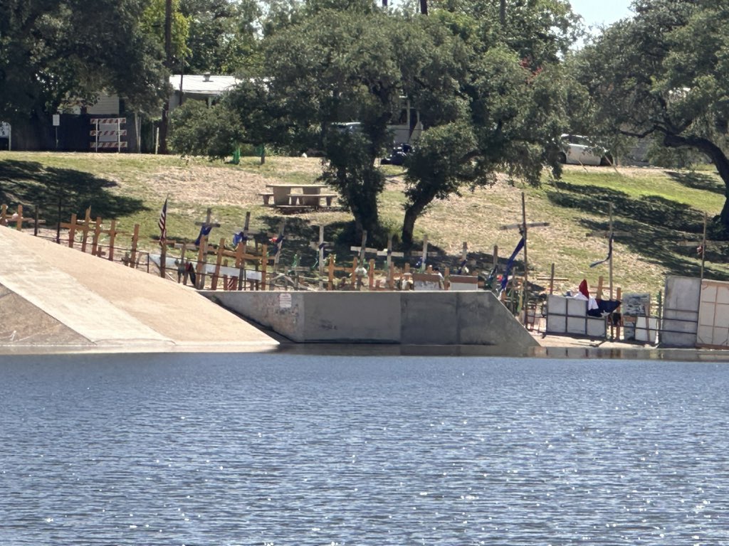 DavidBJasper's tweet image. The HCSO Dive Team has deployed to Kerrville, TX, joining hundreds of volunteers, firefighters, and law enforcement agencies in recovery efforts following the devastating floods on July 4, 2025. Our hearts are heavy with the tragic loss of life, including children from Camp…