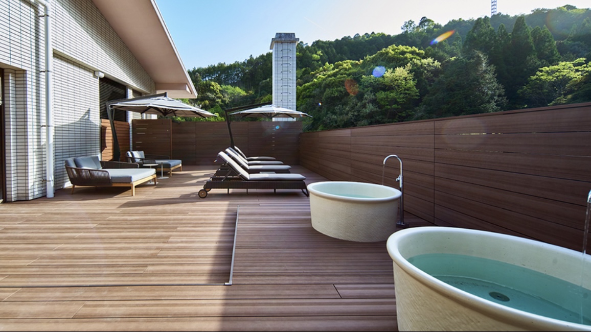 死ぬまでに一度は泊まりたい森の隠れ宿がヤバい。全室モダンな温泉つきスイートで湖畔インフィニティスパと専用サウナでととのう。佐賀牛と地酒ラウンジも最高。でも、一番驚いたのは…