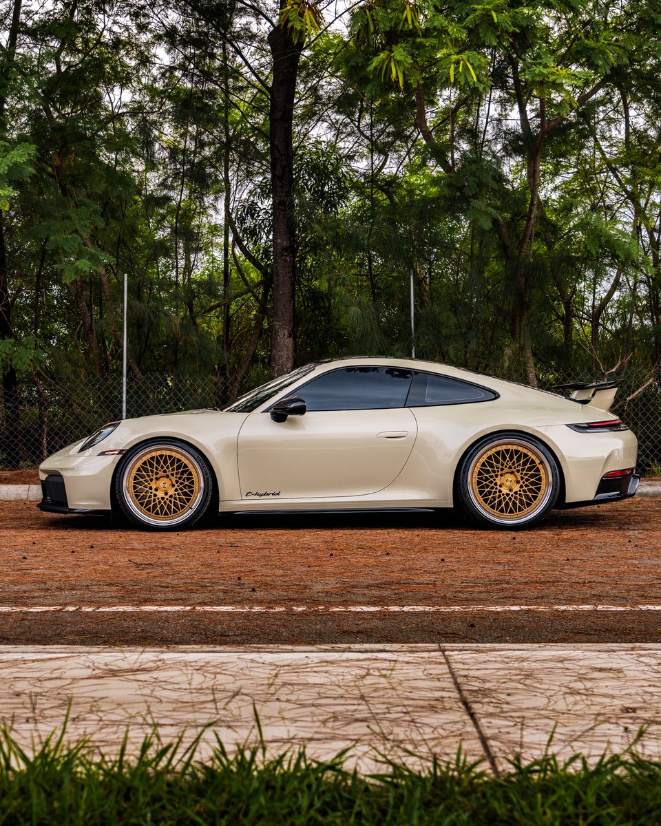 KFLETCH___'s tweet image. New work for VelosDesign. The new 2026 Porsche 911 GTS Hybrid. In the stunning $15,000 Geyser Grey paint.