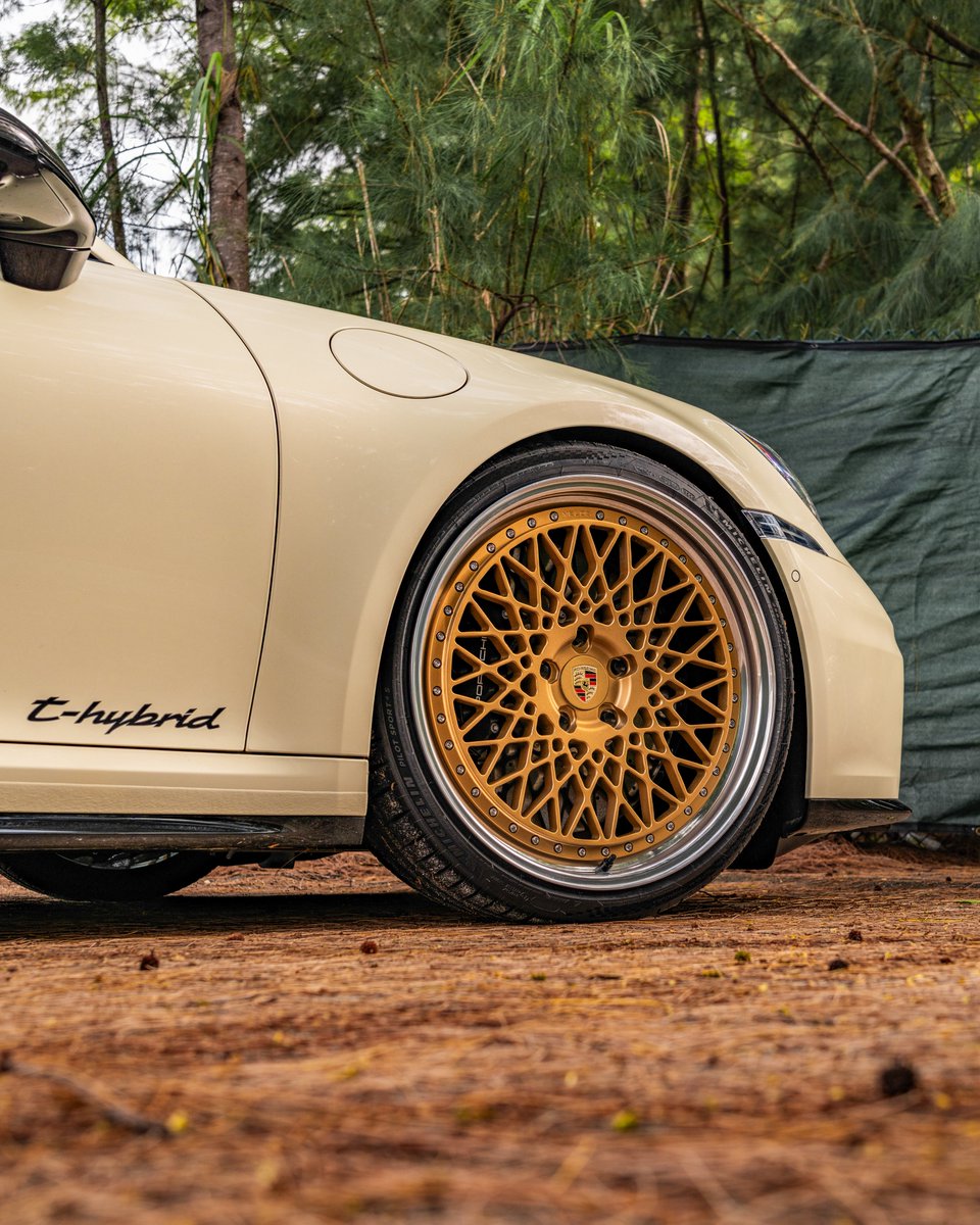 KFLETCH___'s tweet image. New work for VelosDesign. The new 2026 Porsche 911 GTS Hybrid. In the stunning $15,000 Geyser Grey paint.