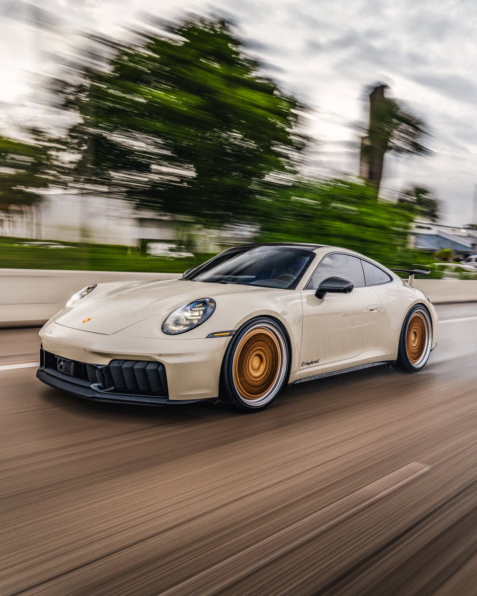 KFLETCH___'s tweet image. New work for VelosDesign. The new 2026 Porsche 911 GTS Hybrid. In the stunning $15,000 Geyser Grey paint.