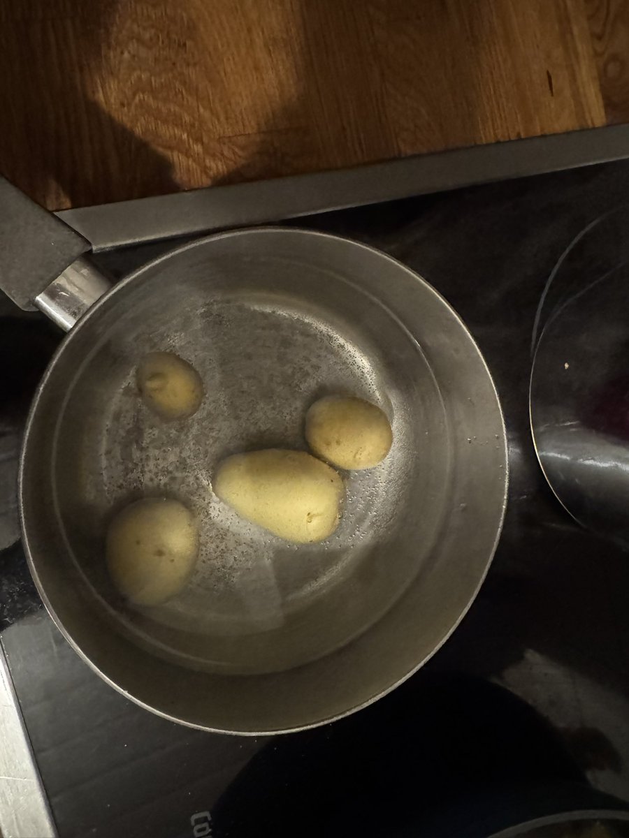ChangFrick's tweet image. Plockade upp de första små knölarna från mitt lilla potatisland för kvalitetskontroll. De smakade helt enligt förväntan!
Men de behöver växa till sig, så mer regn är välkommet!