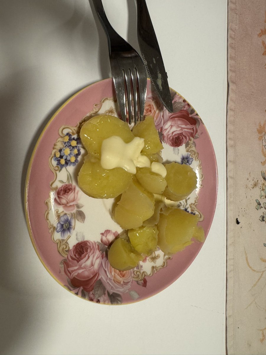 ChangFrick's tweet image. Plockade upp de första små knölarna från mitt lilla potatisland för kvalitetskontroll. De smakade helt enligt förväntan!
Men de behöver växa till sig, så mer regn är välkommet!