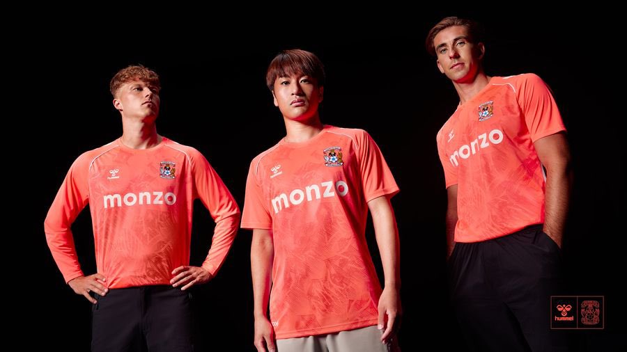TheShirtUnion's tweet image. 🟥💳| @Coventry_City Away 25/26
Looking like a walking Monzo card… as the design comes from Monzo’s iconic hot coral brand colour. Great way to solidify the ongoing partnership, and will also look great in action no doubt.