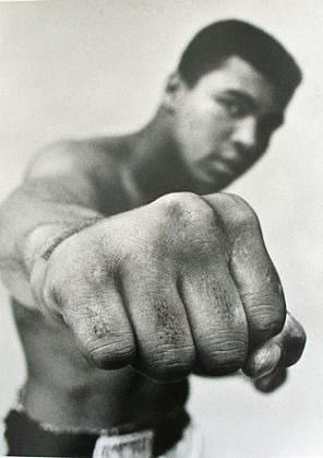peace_maker376's tweet image. 26/7/1971
Ο Μοχάμετ Αλι (Muhammad Ali) κερδίζει τον Τζίμι Έλις (Jimmy Ellis) και κατακτά τον πρώτο του τίτλο μετά την επιστροφή του στο μποξ ύστερα από την αφαίρεση του παγκοσμίου τίτλου του επειδή δεν δέχτηκε να υπηρετήσει στον στρατό.