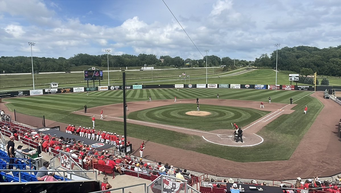 ZacharyWJames's tweet image. End 4: Little Hawks 4, Bulldogs 1. City High leaves the bases loaded. #iahsbsb