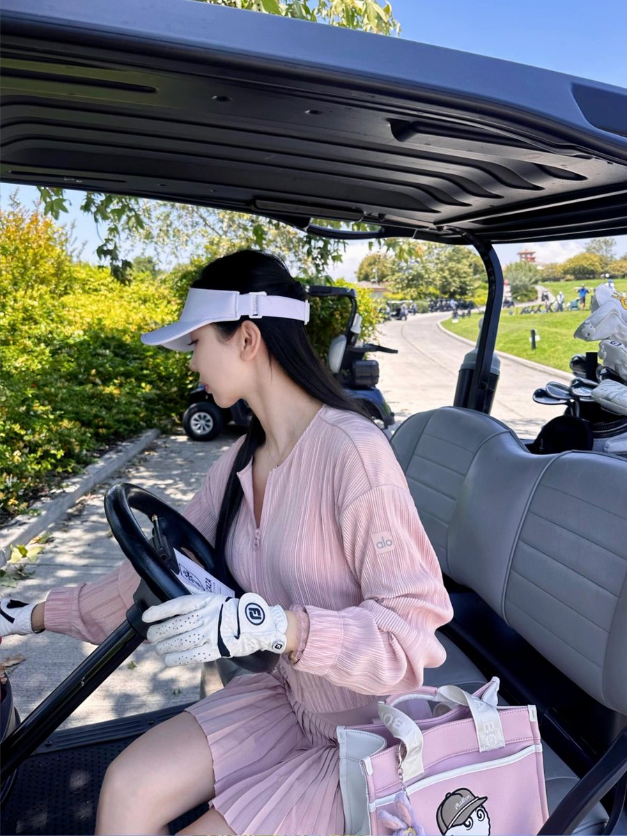 BalmaPato's tweet photo. alo's ballet pink goes well with the sun https://t.co/TW3iqR1mZN