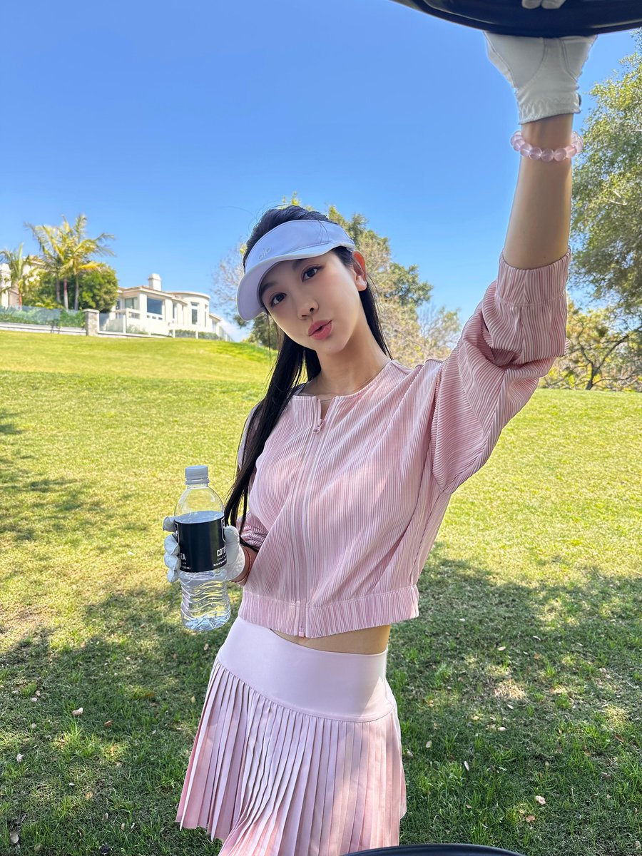 BalmaPato's tweet photo. alo's ballet pink goes well with the sun https://t.co/TW3iqR1mZN