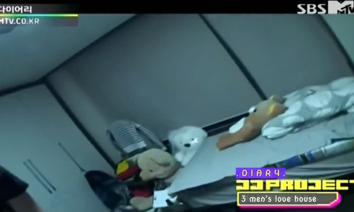 whatshappendme's tweet image. 남고딩방에 인형있는거 신기하다