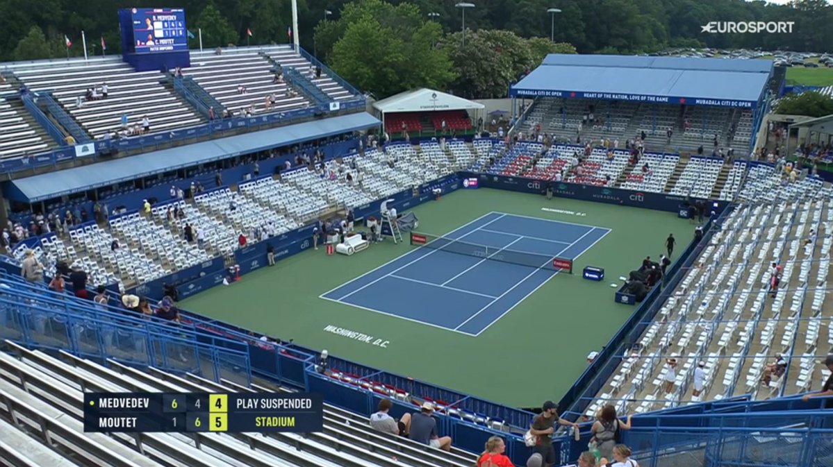 TennisLegende's tweet image. La suspension en prévention de l'orage qui va arriver alors qu'il ne pleut pas encore.
Sinon, ce n'est pas possible de suspendre le match quand il se met à pleuvoir, comme tout le monde, non ?
Surtout qu'il y a 5-4 au troisième set.