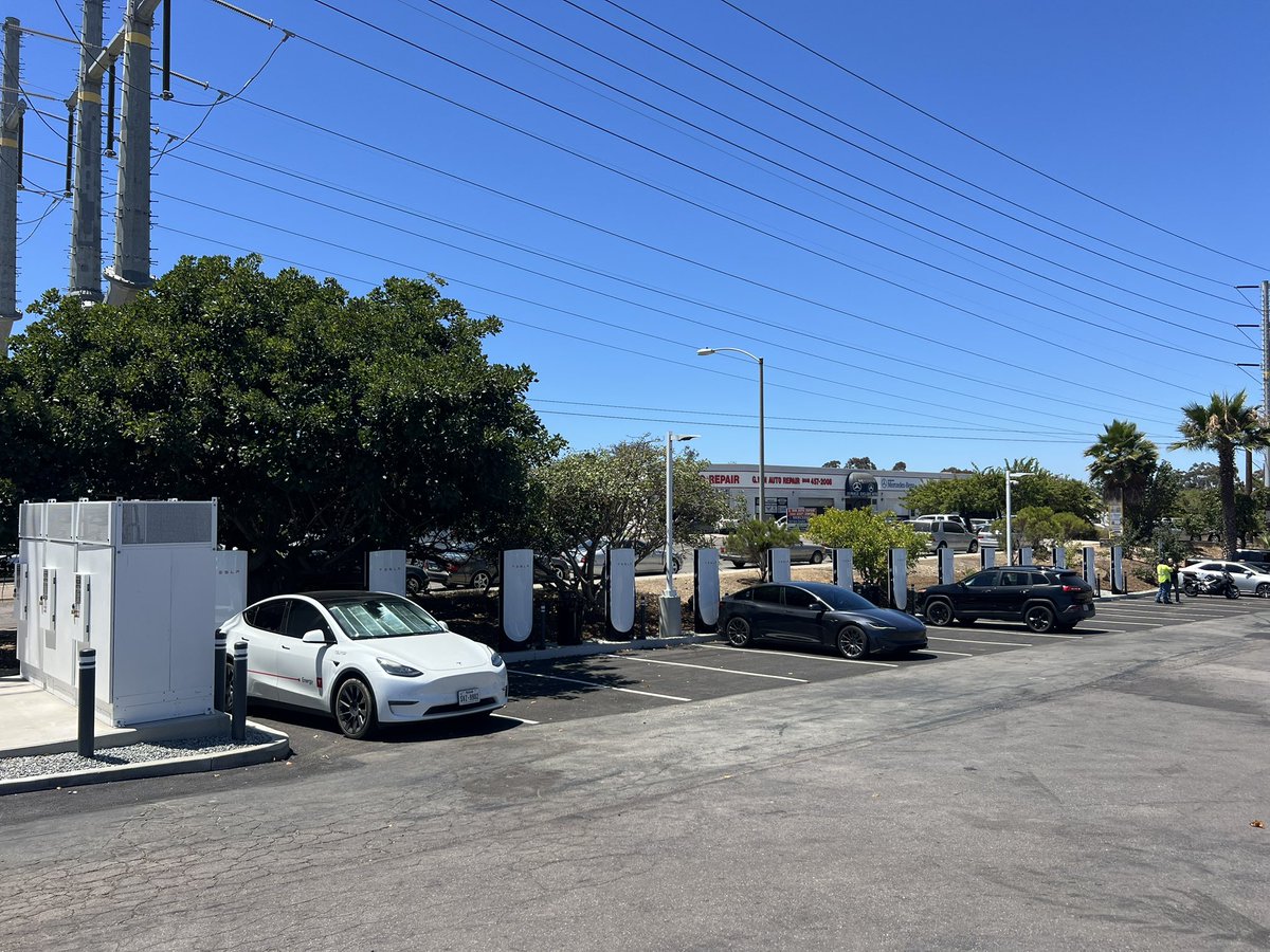 SDTeslaClub's tweet image. 🎉⚡️ - Miramar Rd gained 16 more V4s today. The brand new V4 Tesla Supercharger is NOW OPEN!
Located at the corner of Miramar Road & Commerce Avenue. Lets go!! ⚡️🔋
@TeslaCharging
#tesla #teslamotors #supercharger #teslasupercharger #v4