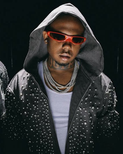 SoundCloud's tweet image. It may be his debut album, but Queens drill rapper @OfficialBaySwag is already making waves. Our #AlbumOfTheWeek is poetic, personal, and packed with features you don't want to miss. Tap into "Damaged Thoughts" here: and drop your favorite track⬇️
ow.ly/XGTu50WvyNO