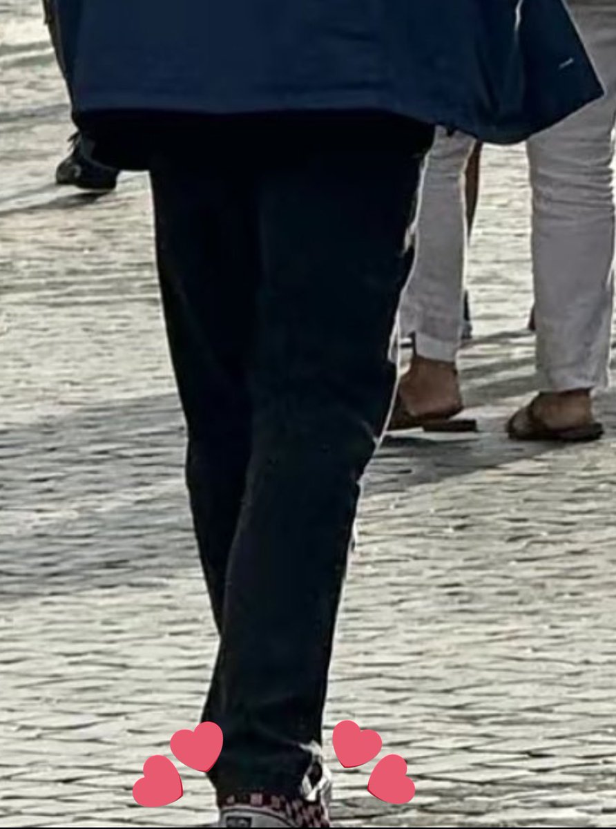 roxx_rxn's tweet image. I wish I had a normal reaction everytime Harry’s wearing stuff he cared for throughout the years. But I’m too fucking sensitive about it.