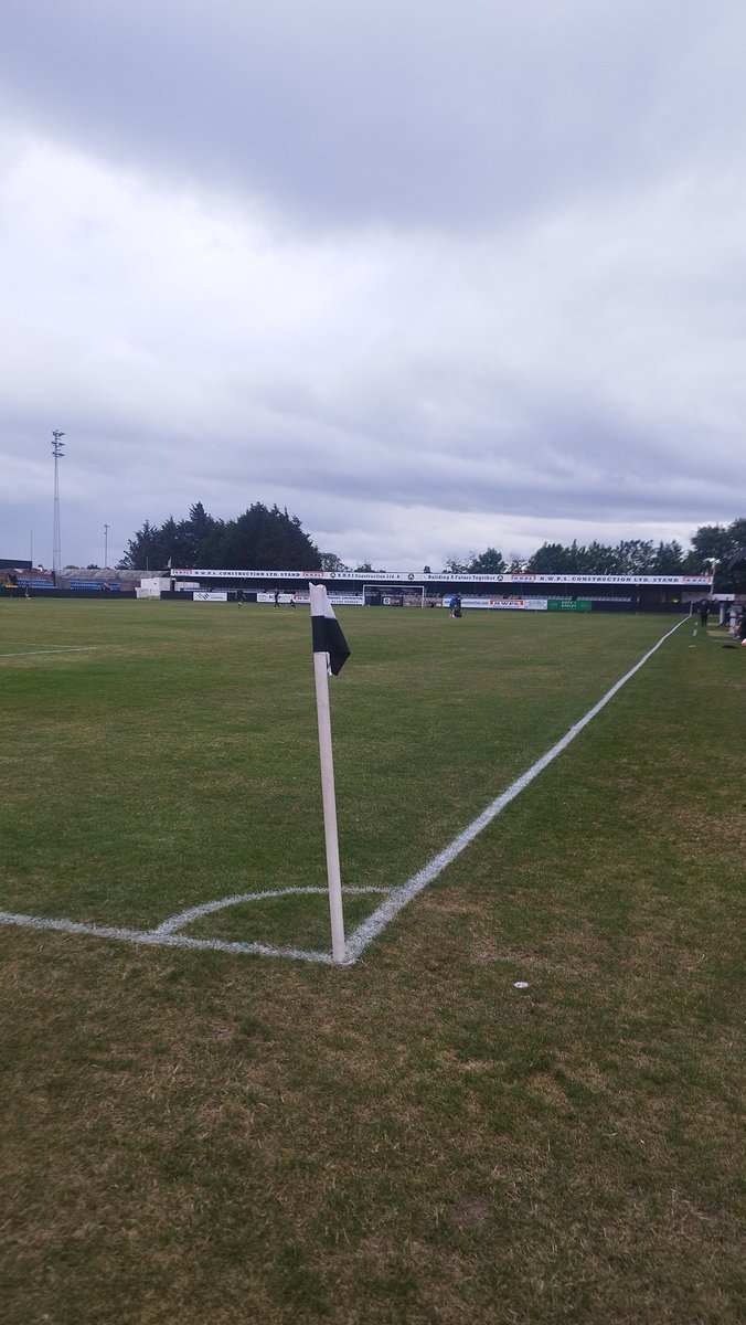ShaunFarrelly's tweet image. Football matches always look better under the floodlights.

Back at Rhyl for a 0-0 draw in the league against Brickfield Rangers.

Probably saw more attacks in the penalty area from the seagulls flying over the ground

#Rhyl #Floodlights #Football