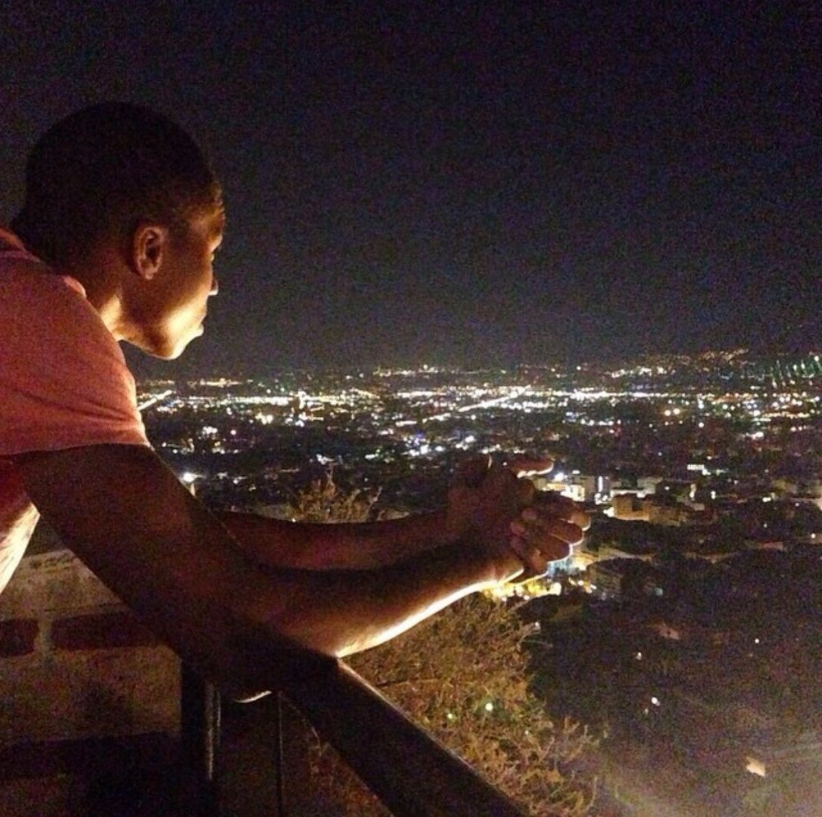 I’ve been looking at this pic for years and just now realized it’s Giannis 😭💀