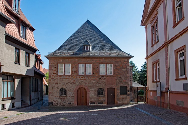 msfreund's tweet image. Today, 29 Tammuz, is the 820th yahrzeit of Rashi (Rabbi Shlomo Yitzchaki, 1140-1205), whose Biblical and Talmudic commentaries are central to Jewish life. I was blessed to visit the Rashi Shul in Worms, Germany, which was built in 1034, and to study his work there.
זכותו יגן…