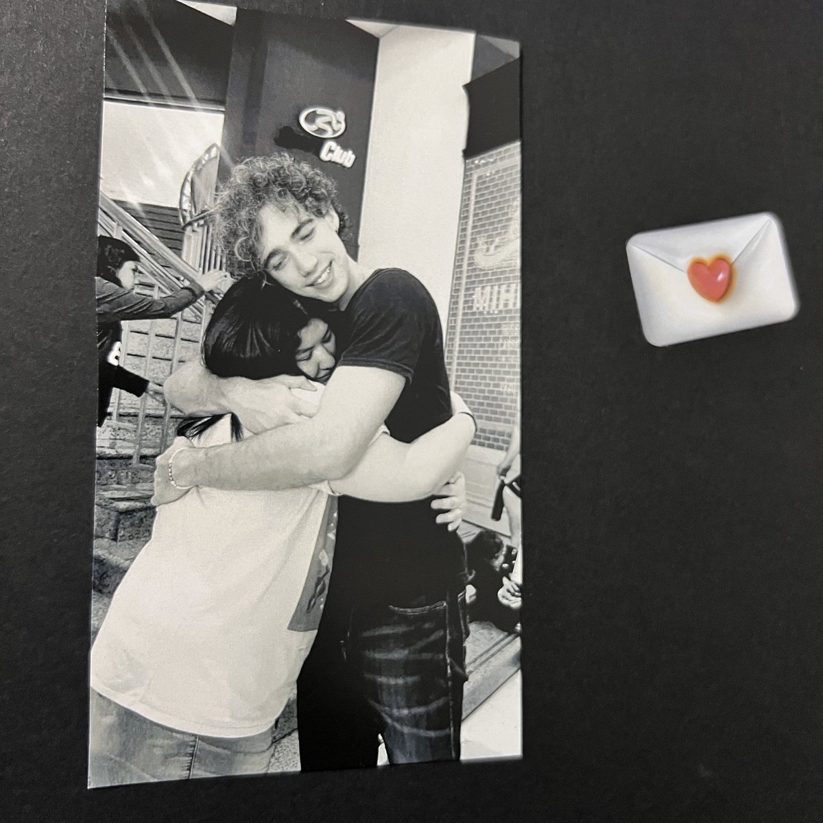 althoughmateo's tweet image. mis amigas me hicieron literalmente un librito con CARTAS y FOTITOS de mis amigxs por mi cumple y también incluyeron a los margaritos, entre ellos a mateo 🥹💘