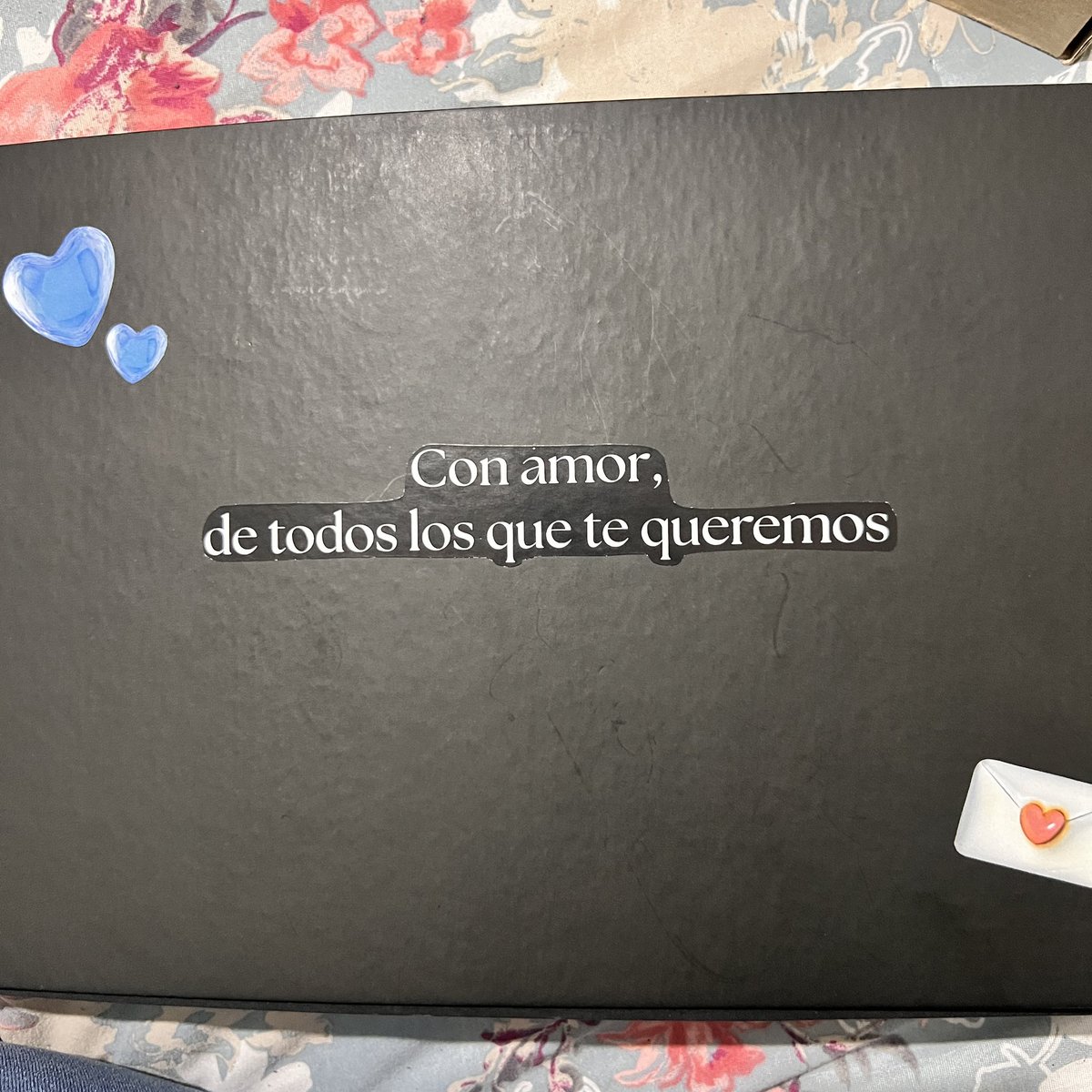 althoughmateo's tweet image. mis amigas me hicieron literalmente un librito con CARTAS y FOTITOS de mis amigxs por mi cumple y también incluyeron a los margaritos, entre ellos a mateo 🥹💘