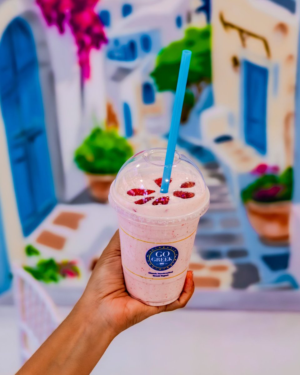 Real Greek yogurt, real flavor, real hard to choose.
Smoothie or frozen Greek yogurt bowl? Honestly, just get both. 😋