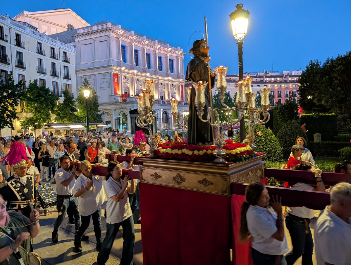 El Apóstol Santiago sale en procesión por las calles del #DistritoCentro 

👉🏻 Gracias al trabajo de la Iglesia de Santiago y San Juan Bautista y la Hermandad de las Tres Caídas, los vecinos de la Villa han disfrutado del Patrón de #España

#SeguraXCentro