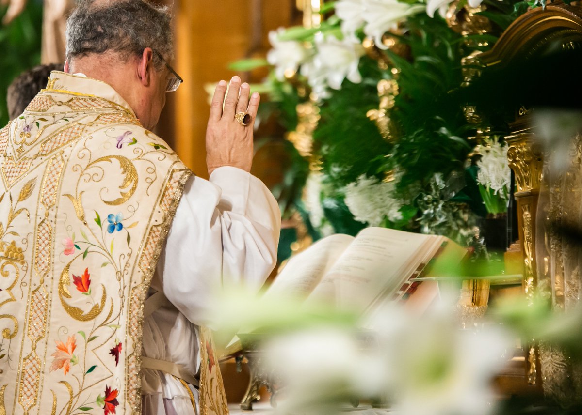 CanonsRegular's tweet image. &quot;Christ is present in His Church in a still more sublime manner as she offers the Sacrifice of the Mass in His name; He is present in her as she administers the sacraments.&quot; — Encyclical Letter Mysterium Fidei - Pope St. Paul VI