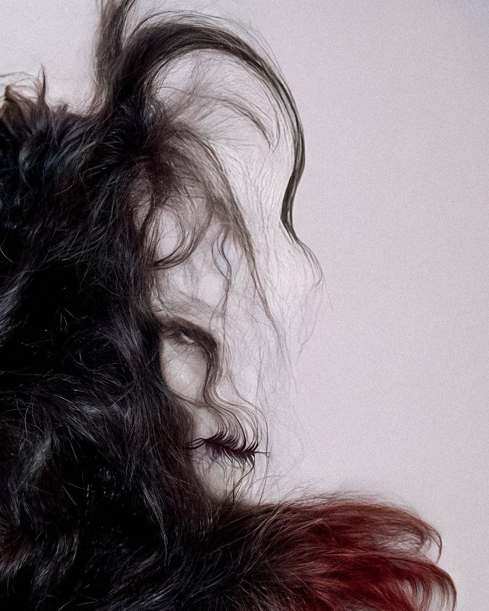 i just couldn't pick a hair color. so l kept every version of me.
how many faces did you count?