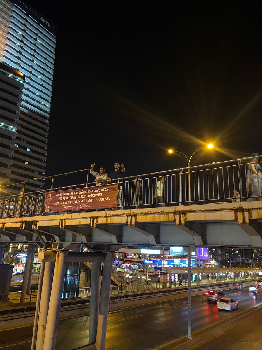 Beylikdüzü Gençlik Kolları olarak Beylikdüzü Belediye Başkanımız Mehmet Murat Çalık'ın haksız yere tutsaklığına ve hastalığına dikkat çekmek için hazırladığımız pankartları ilçemizin tüm mahallelerine astık. 

#MehmetMuratÇalıkSerbestBırakılsın