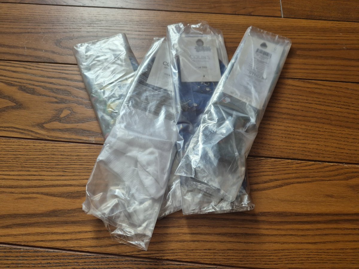 fayanzar's tweet image. what is THAT. I bought SOCKS, not fucking 122.3 m² of plastic wrap for my legs!