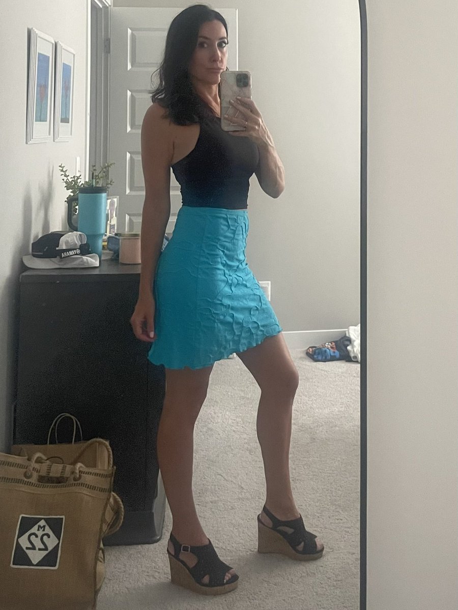 TheHappySlut1's tweet image. If I read one more news article I will sink into despair, so instead I am lifting myself up with platform shoes and leaving my house for some socialization. Happy Friday. Don’t isolate. Isolation kills.