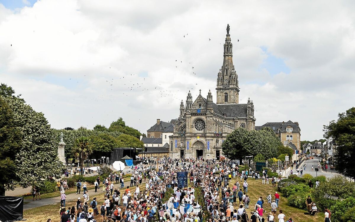 LeTelegramme's tweet image. À Sainte-Anne d’Auray, arrivée de la Troménie en ouverture du grand Pardon
➡️ go.letelegramme.fr/4Gyg
