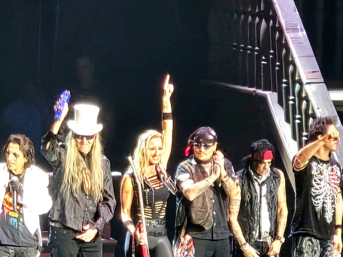 Johnny Depp  🎸☺️☺️ ( via Nicola Pennie , Nermin Goenenc FB)