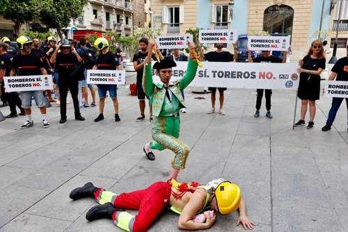 Bomberos sí. Toreros no.

Los profesionales de la extinción de incendios de <a href="/dipvalencia/">Diputació de València</a> lo tienen claro: Ni un céntimo al maltrato.